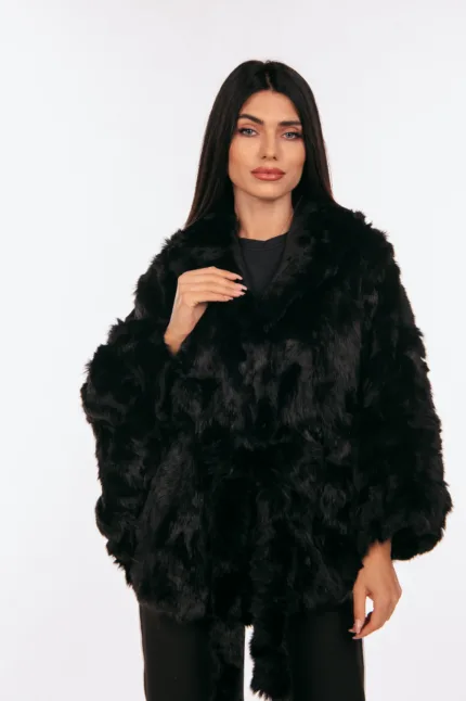 Μαύρη κάπα από γούνα μίνκ με κουκούλα