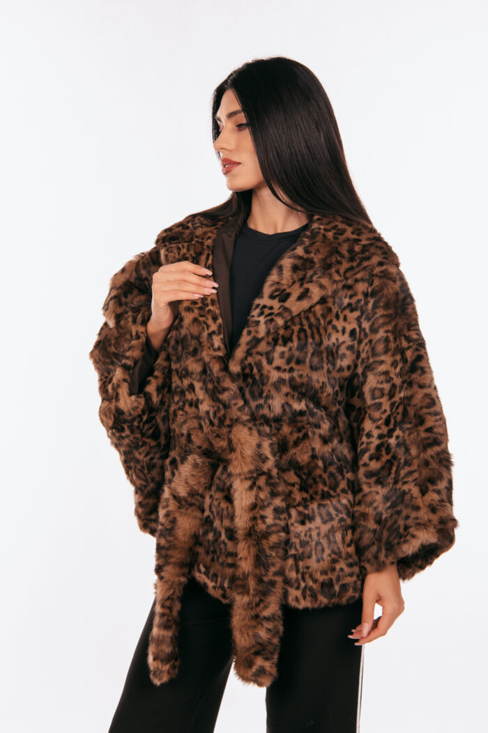 Ετόλ από γούνα Rex κουνελιού με animal print και ζώνη, με κουκούλα. - Image 5