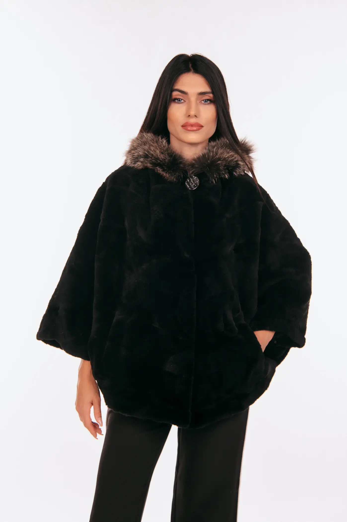 BLACK-BEAVER-AND-FOX-FUR-CAPE-02 Κάπα από μαύρη γούνα κάστορα και αλεπούς