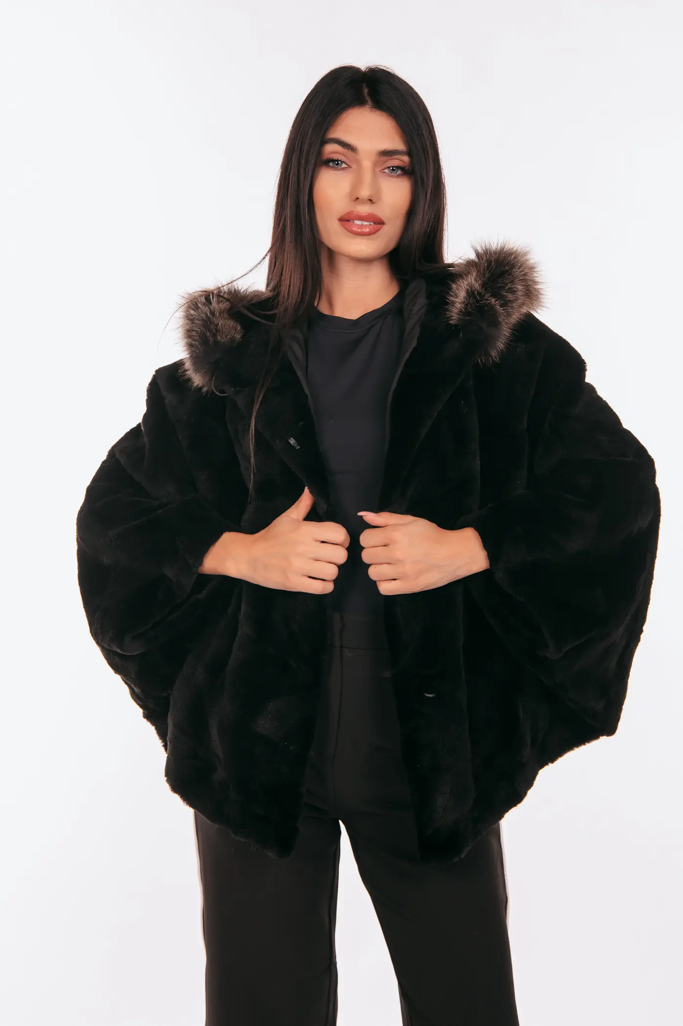 Κάπα από μαύρη γούνα κάστορα και αλεπούς