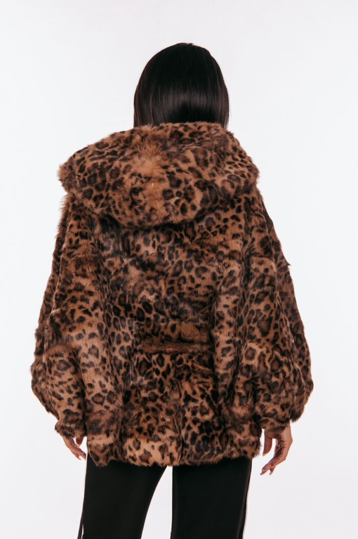 Ετόλ από γούνα Rex κουνελιού με animal print και ζώνη, με κουκούλα. - Image 6