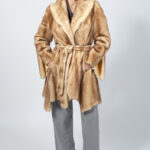 Μπεζ μπουφάν από γούνα βιζόν με ζώνη