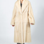 Μακρύ μπουφάν από γνήσια γούνα βιζόν σε κρεμ απόχρωση.