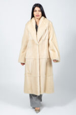 Μακρύ μπουφάν από γνήσια γούνα βιζόν σε κρεμ απόχρωση.