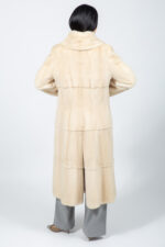 Μακρύ μπουφάν από γνήσια γούνα βιζόν σε κρεμ απόχρωση. - Image 2