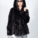 Μαύρο μπουφάν από γνήσια γούνα βιζόν με κουκούλα.