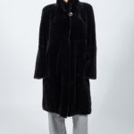 Μακρύ μαύρο μπουφάν από γνήσια γούνα κουνελιού.