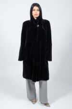 Μακρύ μαύρο μπουφάν από γνήσια γούνα κουνελιού.