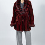 Μπουφάν από γούνα βιζόν και τσιντσιλά σε μπορντό/καφέ.