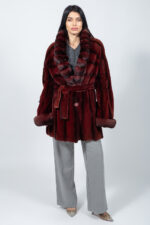 Μπουφάν από γούνα βιζόν και τσιντσιλά σε μπορντό/καφέ.