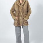 Μπουφάν από γούνα βιζόν σε μπεζ απόχρωση.