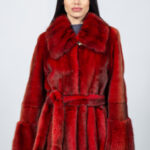 Κόκκινο μπουφάν από γνήσια γούνα βιζόν με ζώνη.