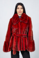 Κόκκινο μπουφάν από γνήσια γούνα βιζόν με ζώνη.