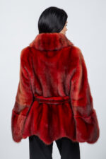 Κόκκινο μπουφάν από γνήσια γούνα βιζόν με ζώνη. - Image 2