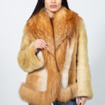 Μπουφάν από γούνα βιζόν και αλεπούς σε χρυσή απόχρωση.