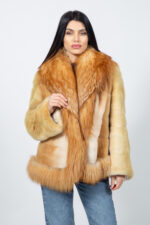 Μπουφάν από γούνα βιζόν και αλεπούς σε χρυσή απόχρωση.
