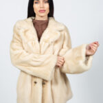 Μπουφάν από γούνα βιζόν σε κρεμ απόχρωση με κουκούλα.