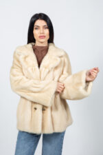 Μπουφάν από γούνα βιζόν σε κρεμ απόχρωση με κουκούλα.