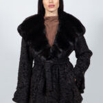 Μαύρο μπουφάν από γούνα αστραχάν και τσιντσιλά με ζώνη και κουκούλα.