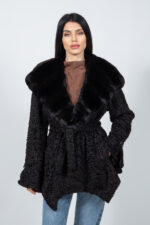Μαύρο μπουφάν από γούνα αστραχάν και τσιντσιλά με ζώνη και κουκούλα.
