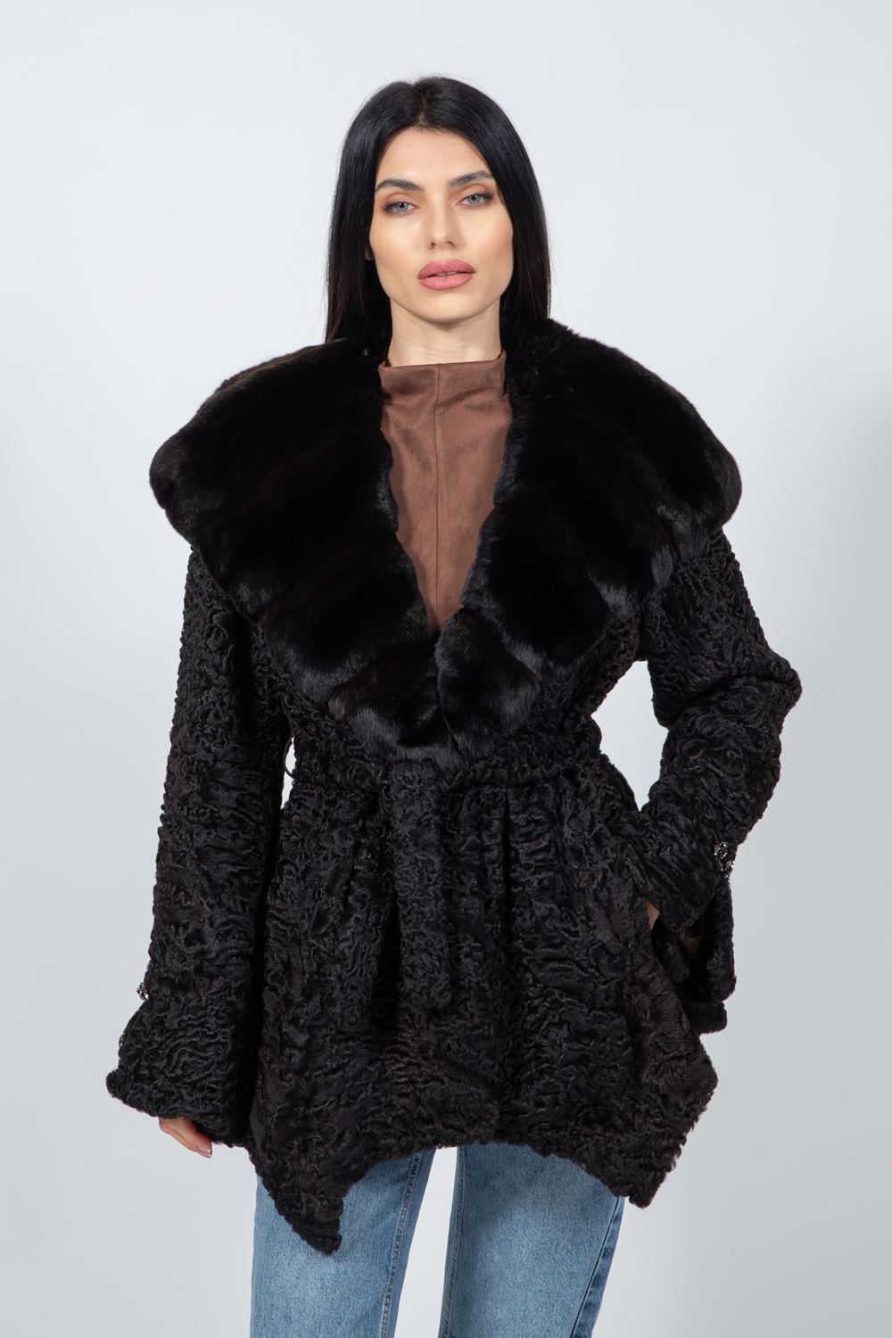 Posh-254 Μαύρο μπουφάν από γούνα αστραχάν και τσιντσιλά με ζώνη και κουκούλα. - Image 1