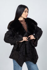 Μαύρο μπουφάν από γούνα αστραχάν και τσιντσιλά με ζώνη και κουκούλα. - Image 5