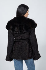 Μαύρο μπουφάν από γούνα αστραχάν και τσιντσιλά με ζώνη και κουκούλα. - Image 4