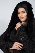 Μαύρο μπουφάν από γούνα αστραχάν και τσιντσιλά με ζώνη και κουκούλα. - Image 2