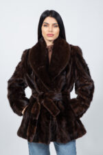 Καφέ μπουφάν από γνήσια γούνα βιζόν με ζώνη.