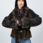 Μπουφάν από γνήσια γούνα βιζόν σε γραφίτη απόχρωση, με ζώνη.