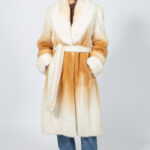 Μπουφάν από γνήσια γούνα βιζόν σε κρεμ και μπεζ απόχρωση, με ζώνη.