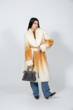 Μπουφάν από γνήσια γούνα βιζόν σε κρεμ και μπεζ απόχρωση, με ζώνη. - Image 2