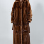 Καφέ μπουφάν από γνήσια γούνα βιζόν με ζώνη και κουκούλα.