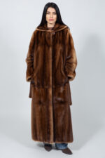 Καφέ μπουφάν από γνήσια γούνα βιζόν με ζώνη και κουκούλα.