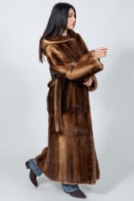 Καφέ μπουφάν από γνήσια γούνα βιζόν με ζώνη και κουκούλα. - Image 4