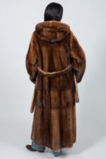 Καφέ μπουφάν από γνήσια γούνα βιζόν με ζώνη και κουκούλα. - Image 3