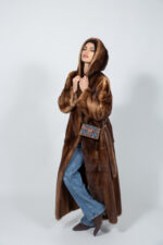 Καφέ μπουφάν από γνήσια γούνα βιζόν με ζώνη και κουκούλα. - Image 2