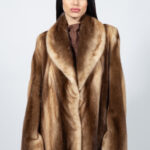 Μπουφάν από γνήσια γούνα βιζόν σε καφέ και μπεζ απόχρωση.