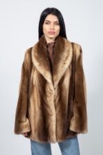 Μπουφάν από γνήσια γούνα βιζόν σε καφέ και μπεζ απόχρωση.