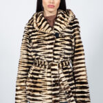 Μπουφάν από γνήσια γούνα βιζόν σε καφέ και μπεζ απόχρωση, με ζώνη και κουκούλα.