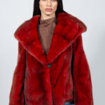 Κόκκινο μπουφάν από γνήσια γούνα βιζόν με κουκούλα.