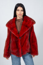 Κόκκινο μπουφάν από γνήσια γούνα βιζόν με κουκούλα.