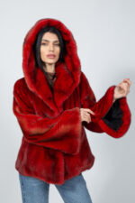 Κόκκινο μπουφάν από γνήσια γούνα βιζόν με κουκούλα. - Image 2