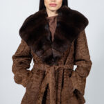 Μαύρο μπουφάν από γνήσια γούνα αστραχάν και τσιντσιλά, με ζώνη και κουκούλα.