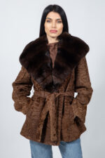 Μαύρο μπουφάν από γνήσια γούνα αστραχάν και τσιντσιλά, με ζώνη και κουκούλα.