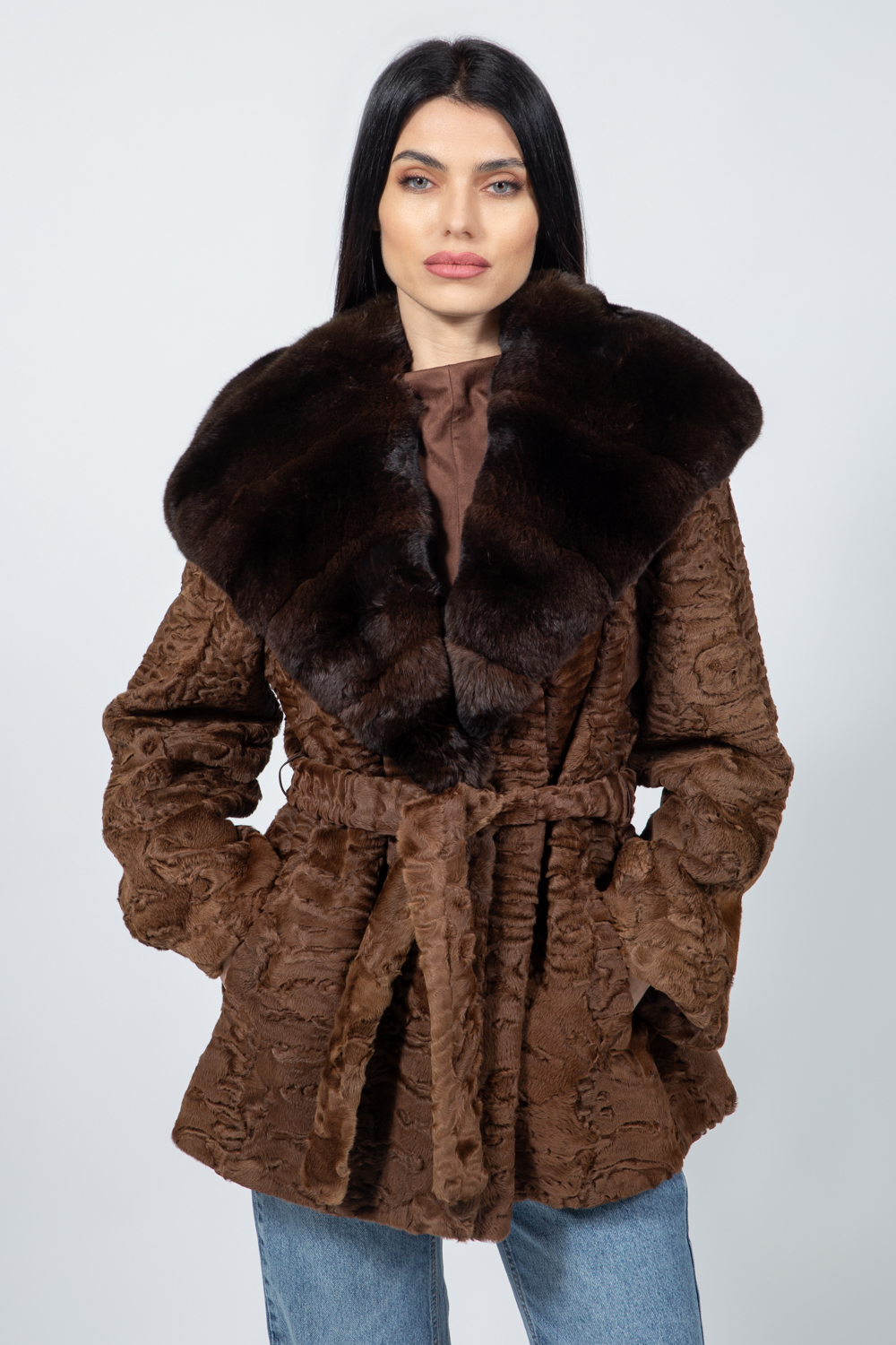 Posh-289 Μαύρο μπουφάν από γνήσια γούνα αστραχάν και τσιντσιλά, με ζώνη και κουκούλα. - Image 1