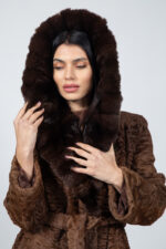 Μαύρο μπουφάν από γνήσια γούνα αστραχάν και τσιντσιλά, με ζώνη και κουκούλα. - Image 5