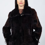 Μπουφάν από γούνα βιζόν σε καφέ απόχρωση με λεπτομέρειες από κρύσταλλα.