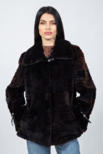 Μπουφάν από γούνα βιζόν σε καφέ απόχρωση με λεπτομέρειες από κρύσταλλα.