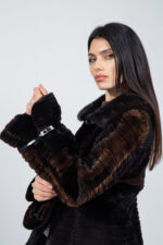 Μπουφάν από γούνα βιζόν σε καφέ απόχρωση με λεπτομέρειες από κρύσταλλα. - Image 2